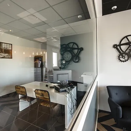 Uxco Kampus 30 Ex Suiteasy * Nimes